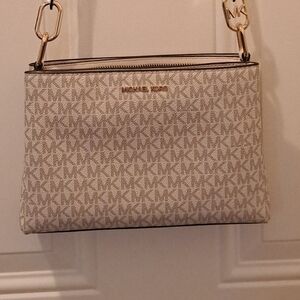 Michael kors cross body purse  never been used